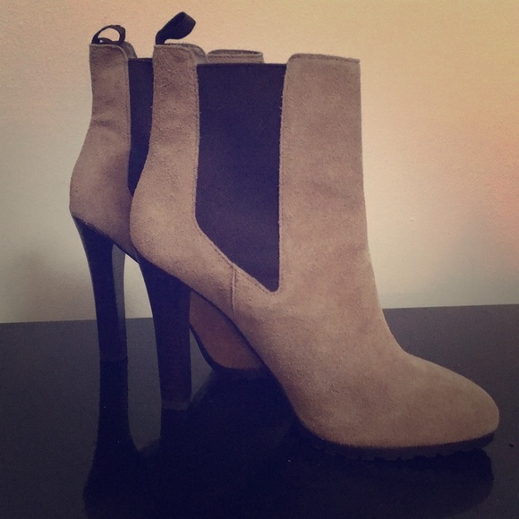 Lauren Ralph Lauren Shoes - Like New Ralph Lauren Tiara Suede Heel Boots 9.5